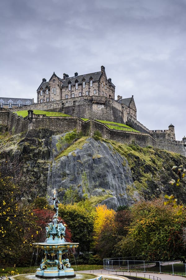 View of Edinburgh Castle from PrincesÂ Street Gardens Stock Photo - Image  of historical, architecture: 177122886