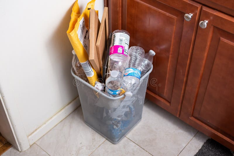 https://thumbs.dreamstime.com/b/view-garbage-can-over-filled-trash-kitchen-environment-kitchen-garbage-can-183452656.jpg