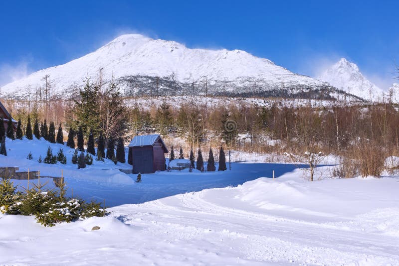 Pohled na Vysoké Tatry se sněhem pokrytými štíty ze Smokovce.