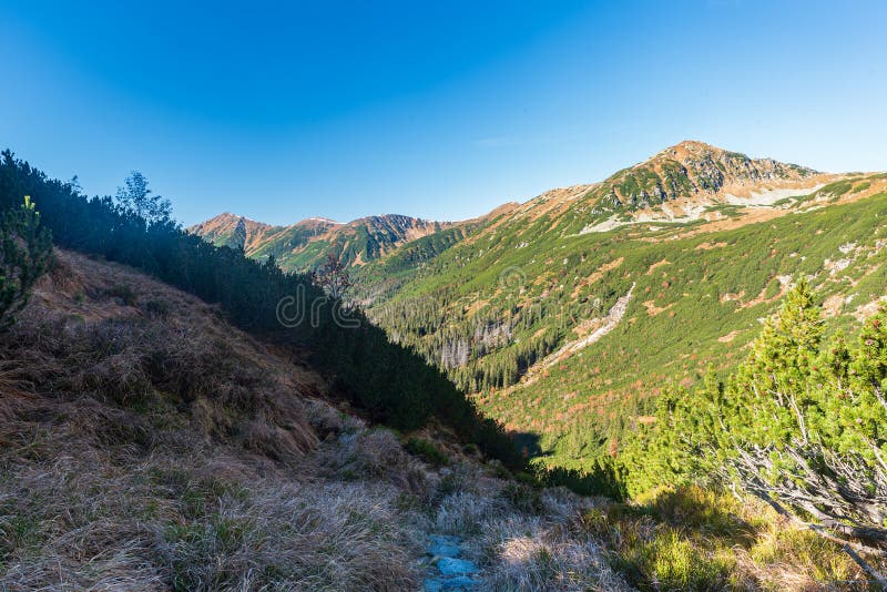 Hora turistika chodník najbližšie v jeseni vysoký tatry hory v slovensko.