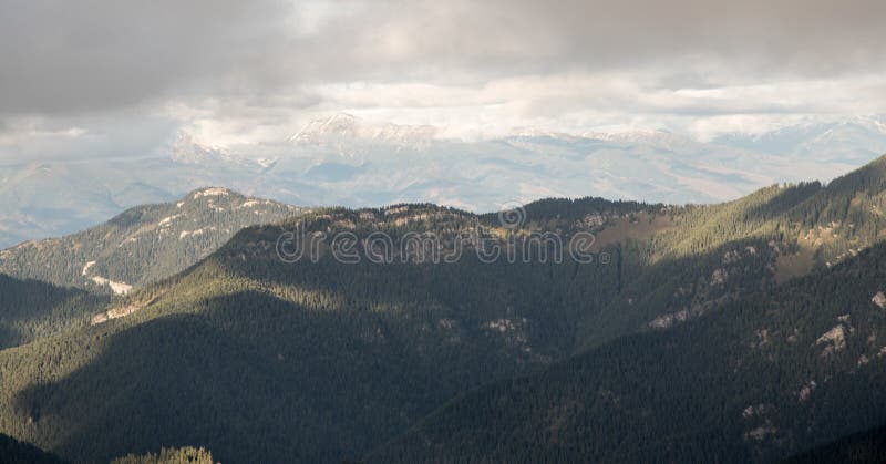 Pohľad z turistického chodníka medzi sedlom Poľany a Tri vody na jeseň Nízke Tatry na Slovensku