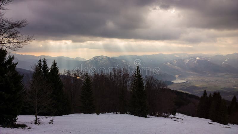 Pohľad z kopcov počas slnečného a hmlistého dňa. Slovensko