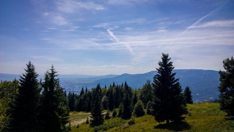 Pohľad z kopcov počas slnečného dňa. Slovensko