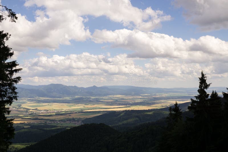 Pohľad z kopcov na mesto a prírodu počas slnečného dňa.