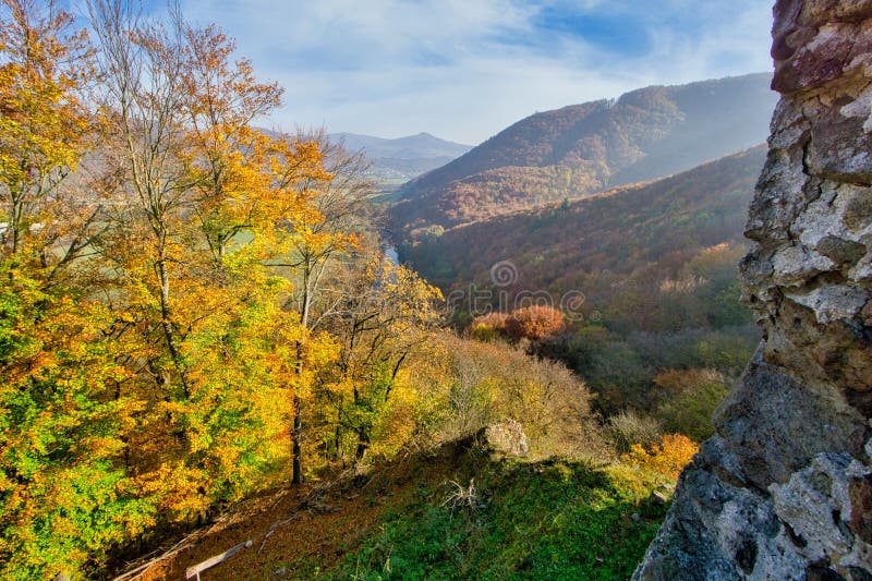 Pohled ze zříceniny hradu Sasov na řeku Hron na podzim