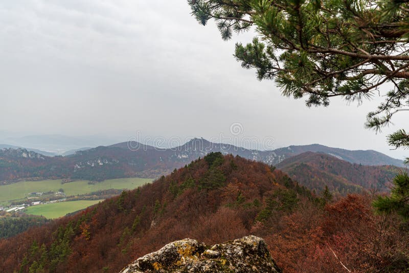 Pohled z vrchu Kecka v Sulovskych skalách na Slovensku