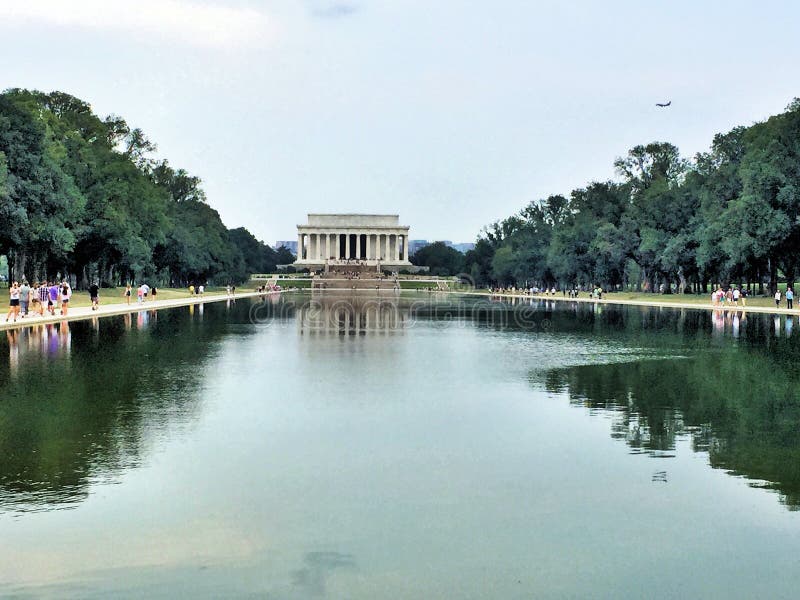 A View of the Lincoln Memorial Reflected in the Water Editorial Image ...