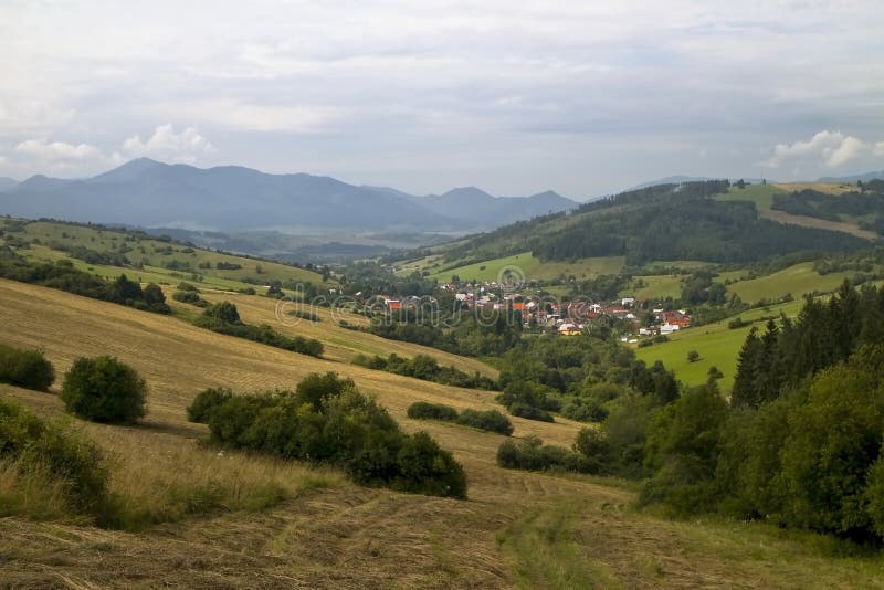 Pohľad na liptovskú obec Kalameny cestou k zrúcanine Liptovského hradu.