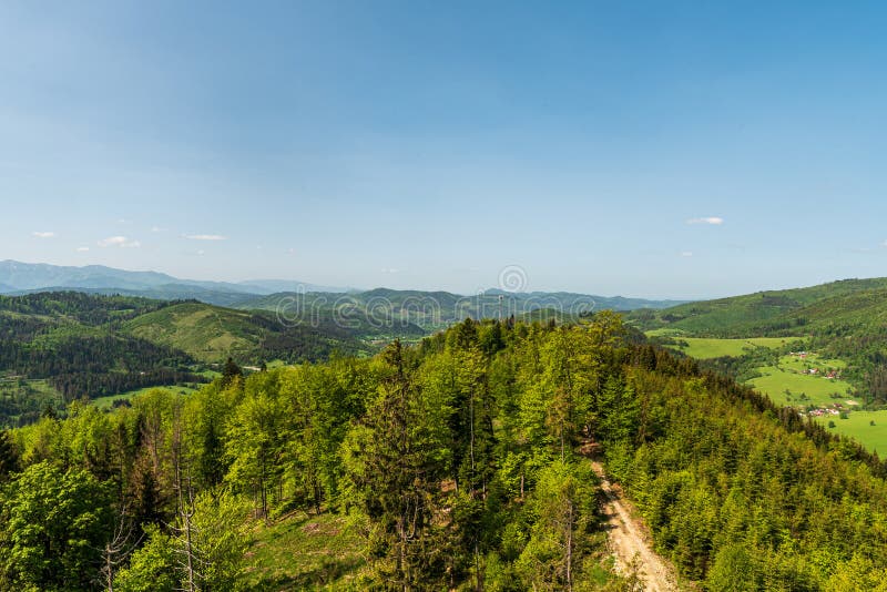 Pohled z rozhledny na vrchu Smrekovka nad obcí Vychylovka na Slovensku