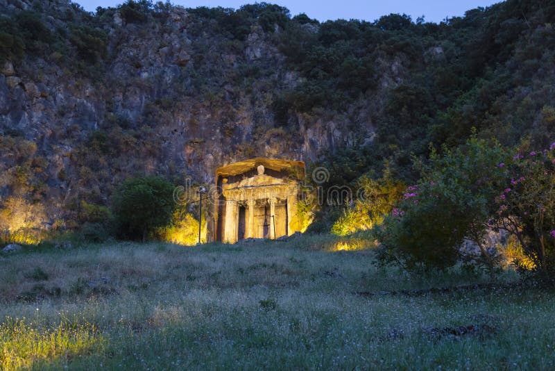 Amyntas'ın muhteşem Likya Kaya Mezarları'nın görünümü gece Fethiye'de aydınlandı.  Etkileyici görünümlü mezar, MÖ 350'de inşa edilmiştir.  İşte stok fotoğrafları