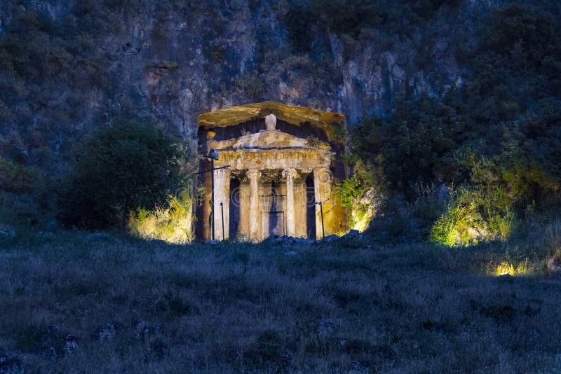 Amyntas'ın muhteşem Likya Kaya Mezarları'nın görünümü gece Fethiye'de aydınlandı.  Etkileyici görünümlü mezar, MÖ 350'de inşa edilmiştir.  İşte telifsiz stok fotoğraflar