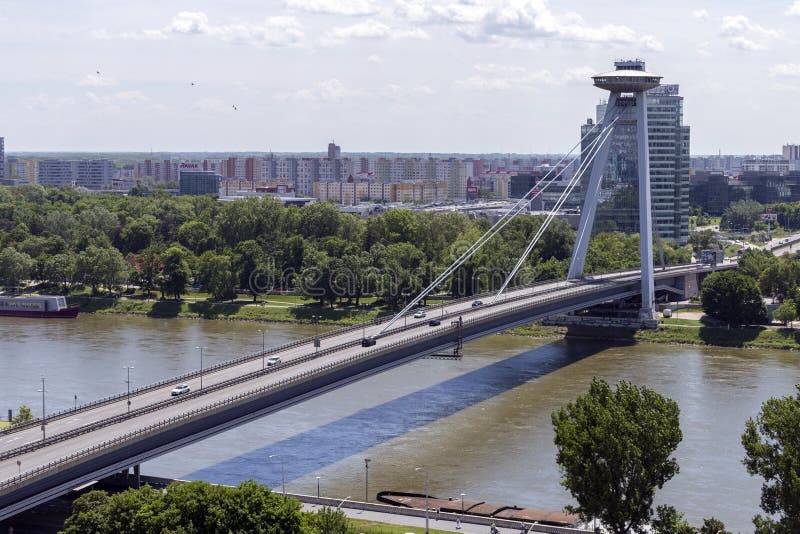 Pohled na most SNP v Bratislavě z hradního kopce