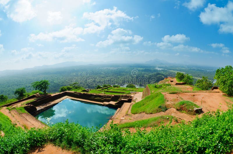 Sigiriya ( Lions rock ) è una grande pietra di un antico palazzo in rovina, in zona Sri Lanka centrale.