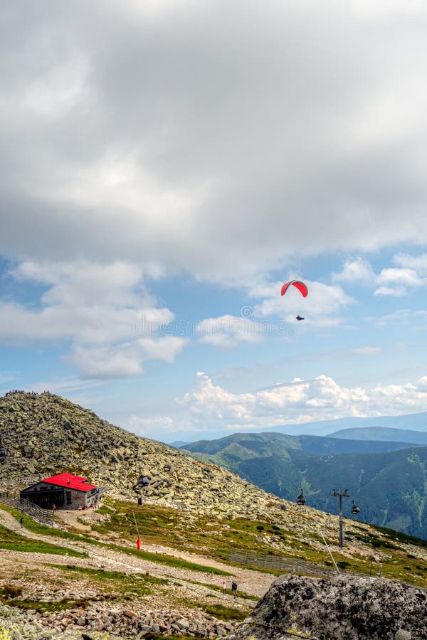 Pohľad na vrchol hory z Chopku, známej Nízke Tatry s krásnou scenériou letného okolia s