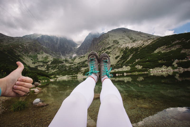 Foot of the Mountains галерея. Foot of the Mountains Мелинда и Дэниел. Фото ноги горы. Горы и ноги весной.