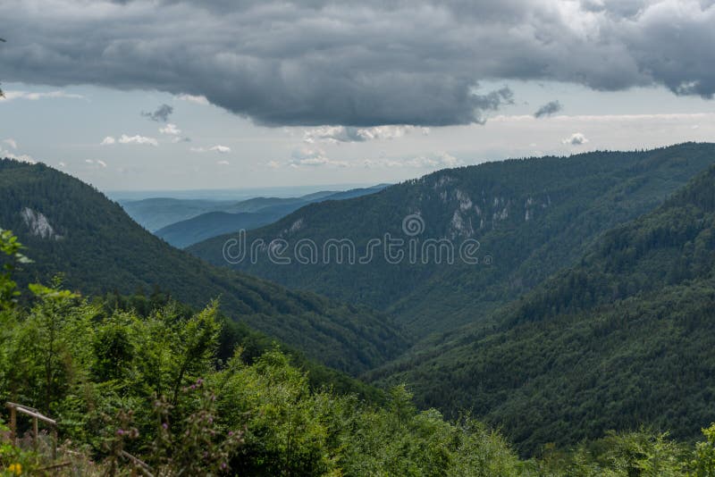 Pohled na národní park Muránska planina v letním barevném dni