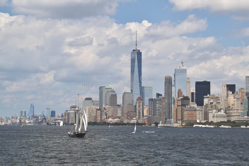 A view of New York City with a sailing ship at the forefront, USA. A view of New York City with a sailing ship at the forefront viewed from the Staten Island stock photography A view of New York City with a sailing ship at the forefront, USA. A view of New York City with a sailing ship at the forefront viewed from the Staten Island stock photography