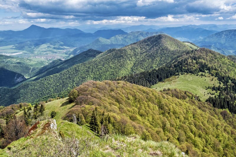 Pohled z kopce Osnica, Malá Fatra, Slovensko, jarní scéna