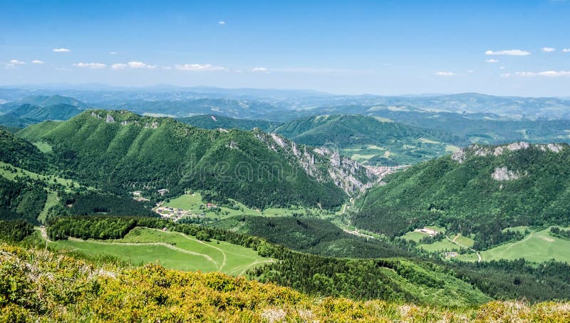 Pohled z vrchu Poludnový Grúň v pohoří Malá Fatra na Slovensku