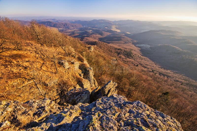 Pohled ze skal na Sitno ve Štiavnických vrších