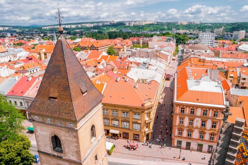 Pohľad na strechy v Košiciach z Dómu sv. Alžbety