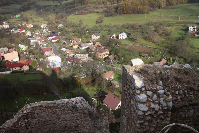 Pohled ze zříceniny hradu Lednica na obec Lednica, Slovensko