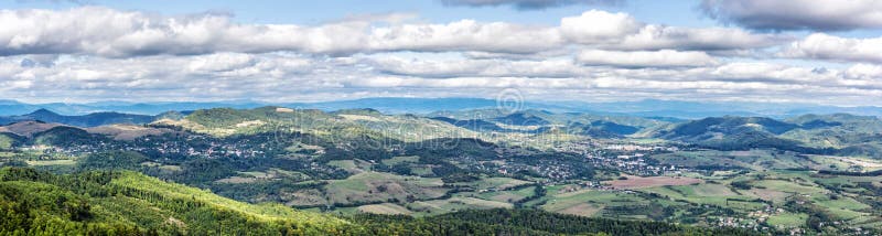 Pohled z vrchu Sitno na Štiavnické hory, panoramatická přírodní scenérie