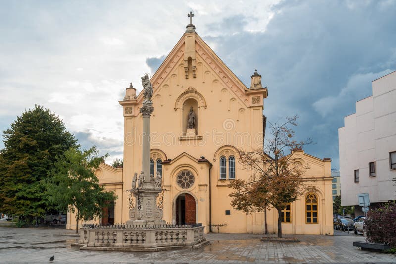 Kapucínský kostel sv. Štefana v centru Bratislavy, hlavního města Slovenska, městská krajina