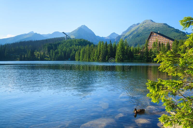 Výhled na Štrbské Pleso a hory.