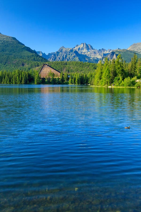 Výhľad na Štrbské Pleso a hory.