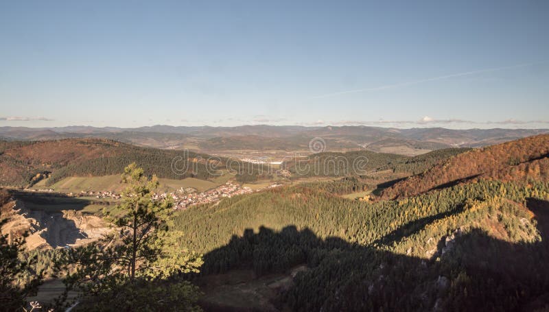 Pohled ze zříceniny Sulovského hradu v Sulovských skalách na Slovensku