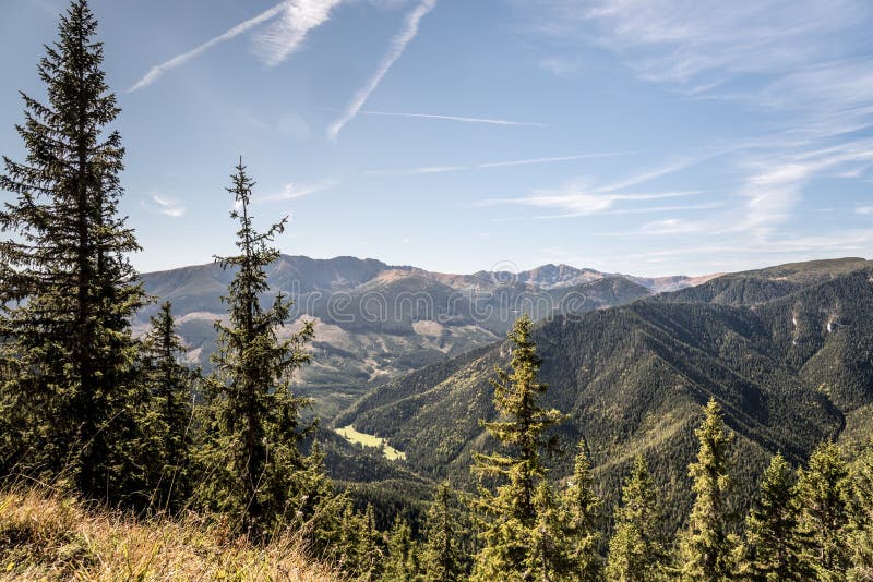 Pohled na nejvyšší část Nízkých Tater z vrchu Slema nad Liptovským Jánem na Slovensku