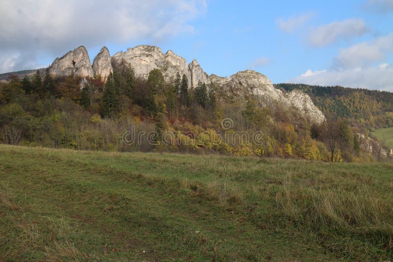 Pohľad na Lednické Bradlo pri zrúcanine hradu Lednica na Slovensku