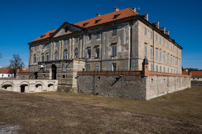 Pohľad na starú pevnosť a zámok v mestečku Holíč na Slovensku