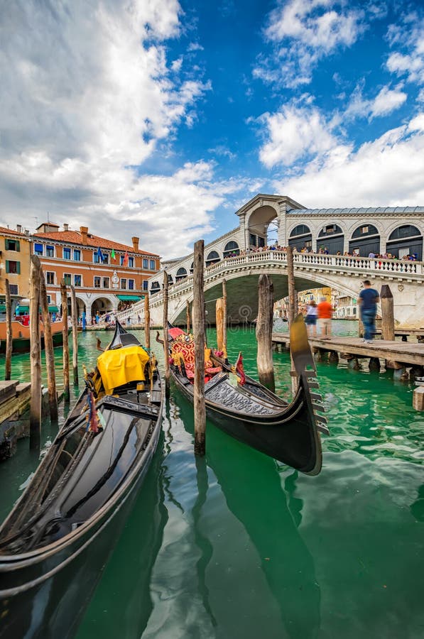 Bridge And Gondola In The Watertown Tongli The Venice Of