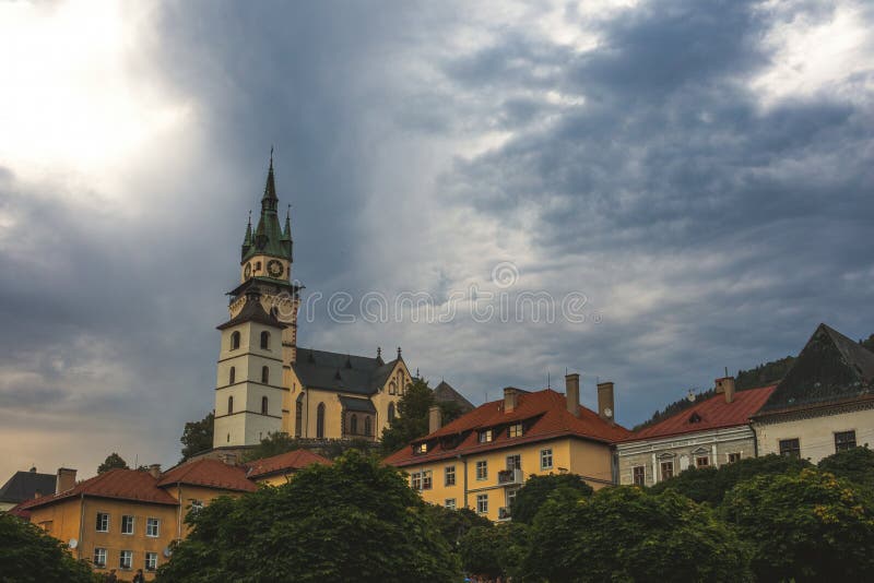 Pohľad na centrum mesta a hrad v Kremnici na Slovensku.