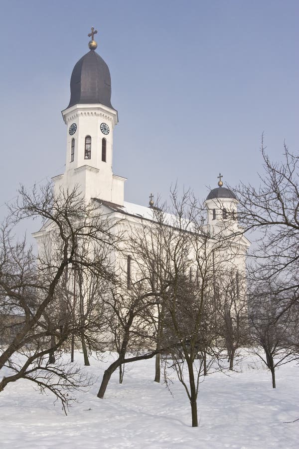 Pohľad na tradičné ortodoxnej kresťanskej cirkvi a ovocných sadov polovici zimy.