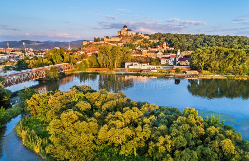 Z trenčín trenčín hrad vyššie rieka v slovensko.