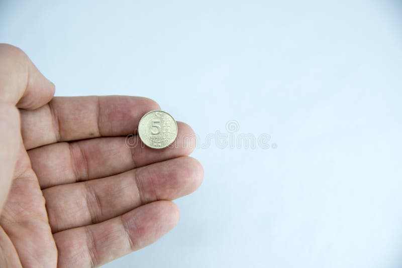 Z turečtina mince v ruke biely.