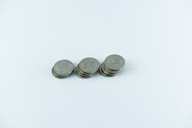 Z turečtina mince v stoh biely.