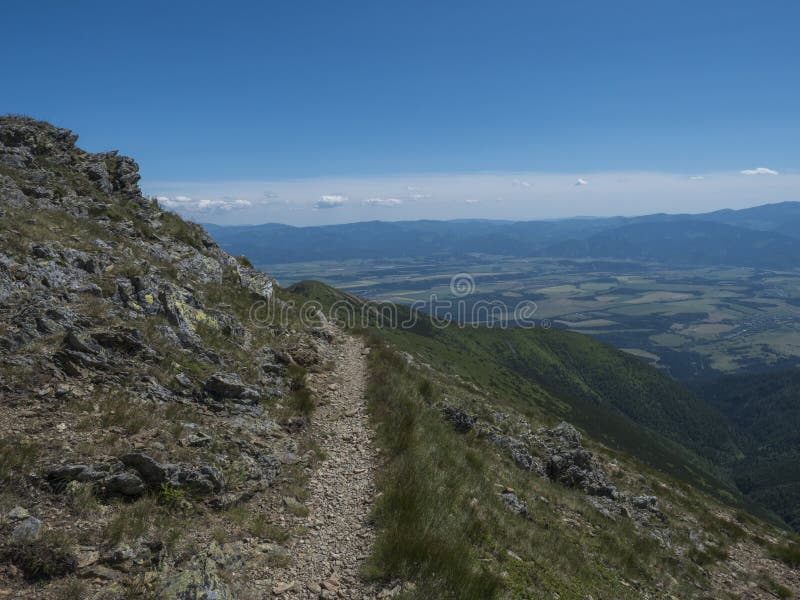 Pohled do údolí Liptovského Mikuláše z turistické stezky na vrchol Baranec v Západních Tatrách nebo Roháče. Letní modrá