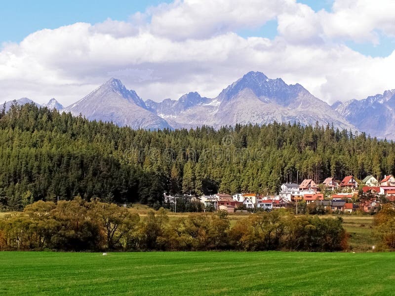 Pohled do údolí na hory a lesy 1