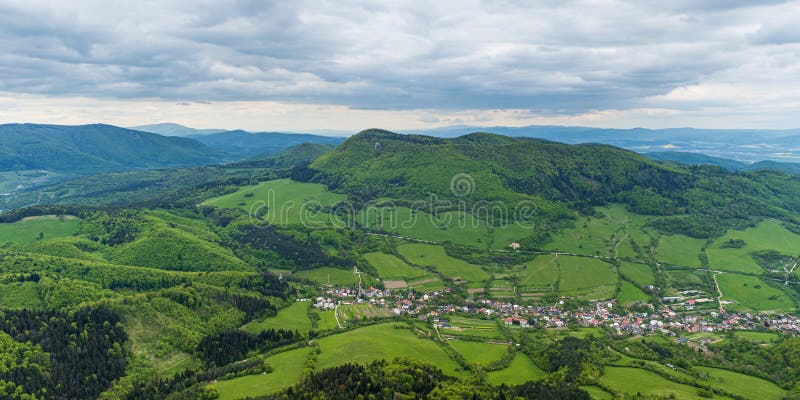 Pohled z kopce Vapec ve Strážovských vrších na Slovensku