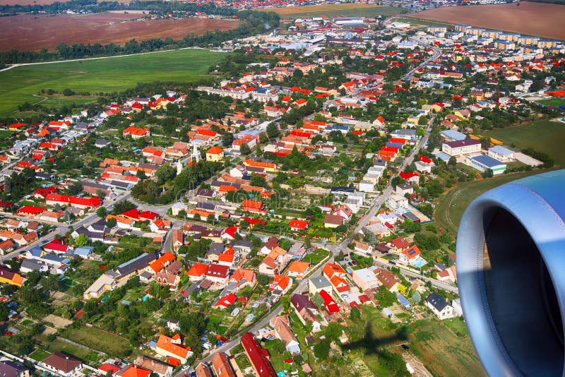 Pohled na vesnici, zemědělská pole z letadla u Bratislavy, Slovensko