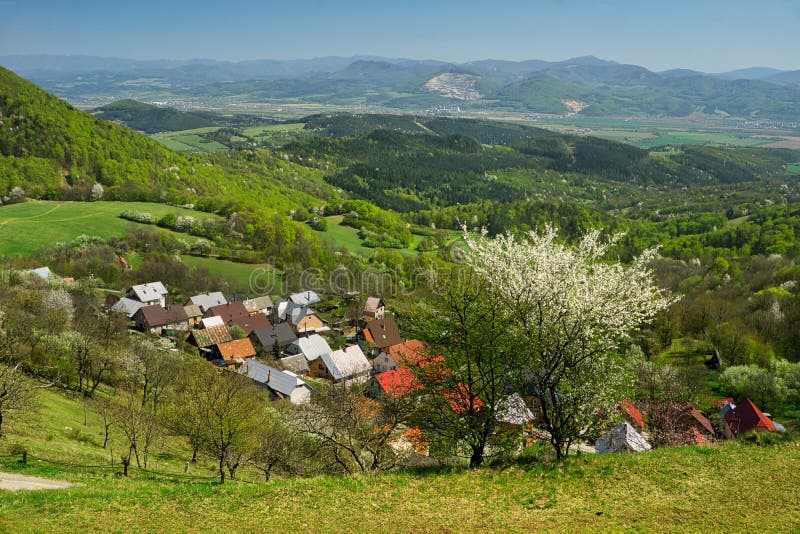 Pohľad na obec Vršatecké podhradie počas jari