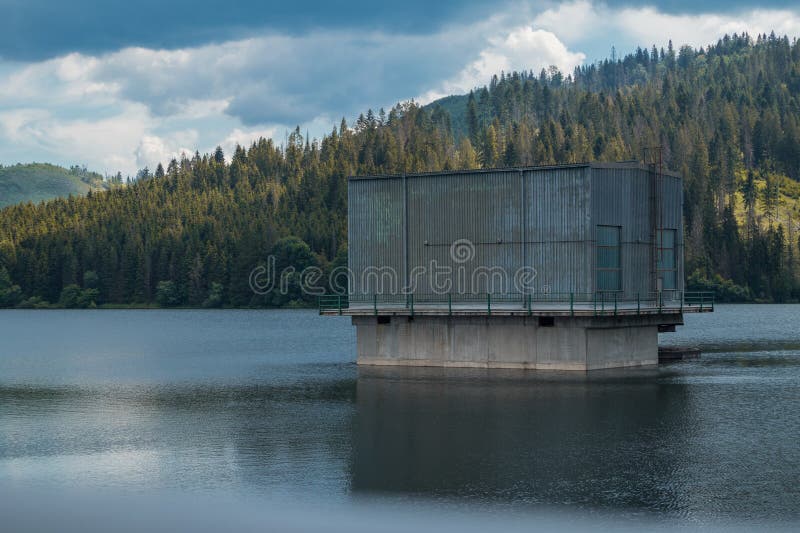 Pohľad na vodnú priehradu alebo Vodnú nádrž v Novej Bistryci na Slovensku. Detail domu s turbínami. Veľká vodná priehrada a nádrž pre