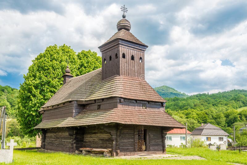 Pohled na dřevěný kostel svatého Michaela Archanděla v obci Uličské Krive, Slovensko