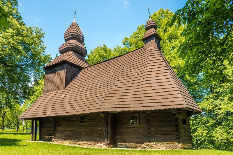Pohled na dřevěný kostel sv Nikola v obci Ruská Bystrá, Slovensko