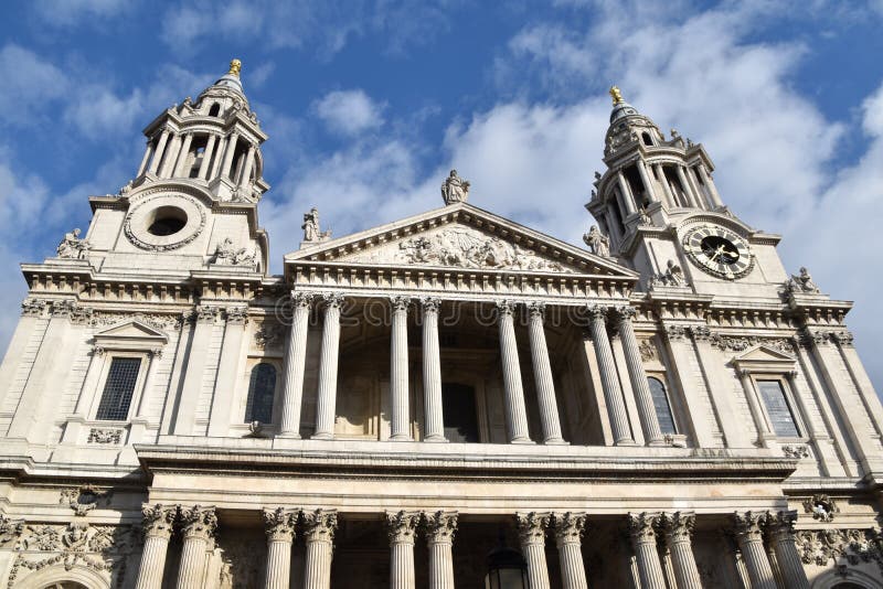 Viewhedral frontal do ` s CatLondon de St Paul foto de stock Viewhedral frontal do ` s CatLondon de St Paul foto de stock