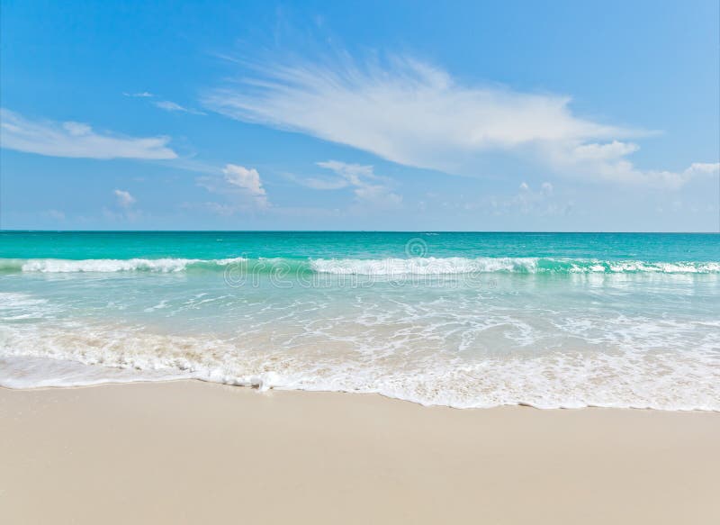 Viewpo del paesaggio di rilassamento di luce del giorno del sole della sabbia del cielo blu della spiaggia del mare fotografie stock libere da diritti Viewpo del paesaggio di rilassamento di luce del giorno del sole della sabbia del cielo blu della spiaggia del mare fotografie stock libere da diritti